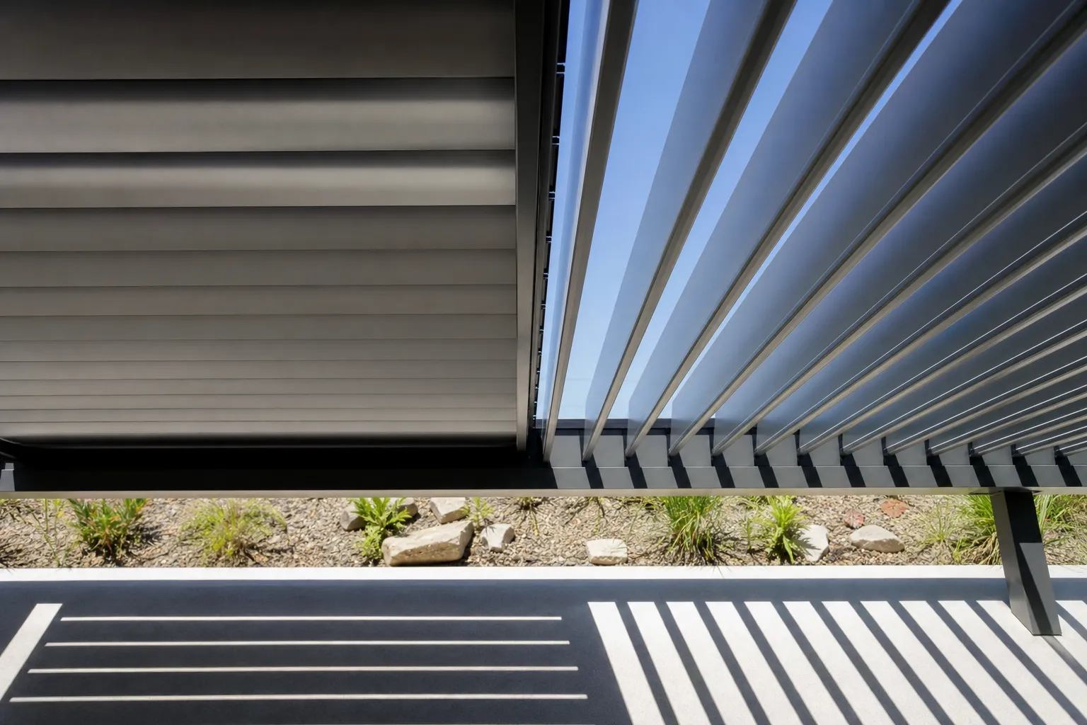 Gros plan sur des lames de pergola orientables, jeu d’ombre et de lumière dans le même cadre