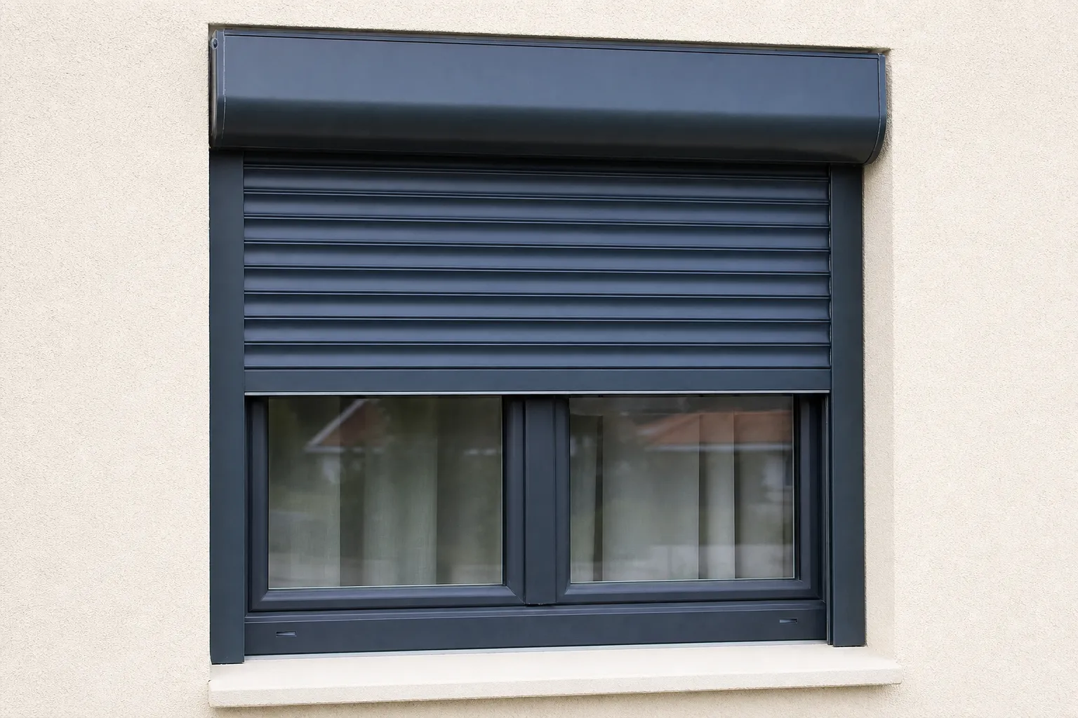 Volet roulant électrique en aluminium sur une fenêtre de façade claire